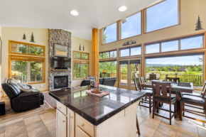 New! Cedar Chalet -on golf course, clubhouse access with gym, seasonal pool & hot tub